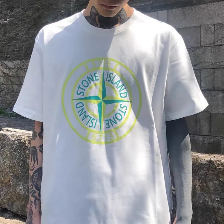 W631#P110💰 [Stone lsland/Stone Island summer new compass 5715 printed pattern short-sleeved T-shirt] ⚠️[Original creation with high control of details] - Made of 260 grams of combed cotton 32 count double yarn, soft and comfortable to the touch, sweat-absorbent and breathable. - Simple basic and versatile style, original quality, the first choice for couples. - Made in a large factory, four needles and five threads on the shoulder, neatly arranged, high quality workmanship. - Same style for men and women. Very versatile, one piece for everyone, details are clearly visible. Color: Black White Size: M L